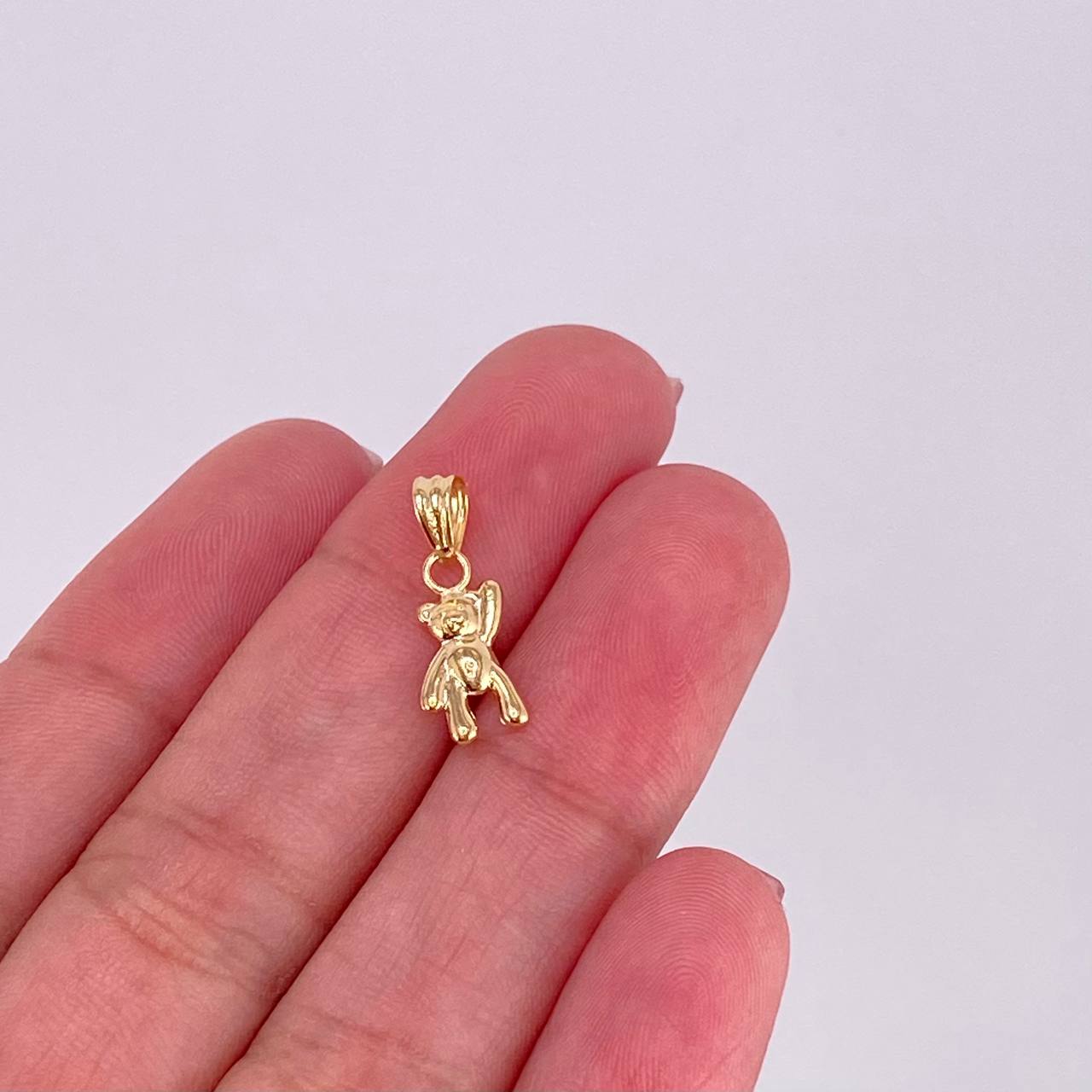 Pendant Bear Hand Up 0.4g / 3/4 in 18K Yellow Gold