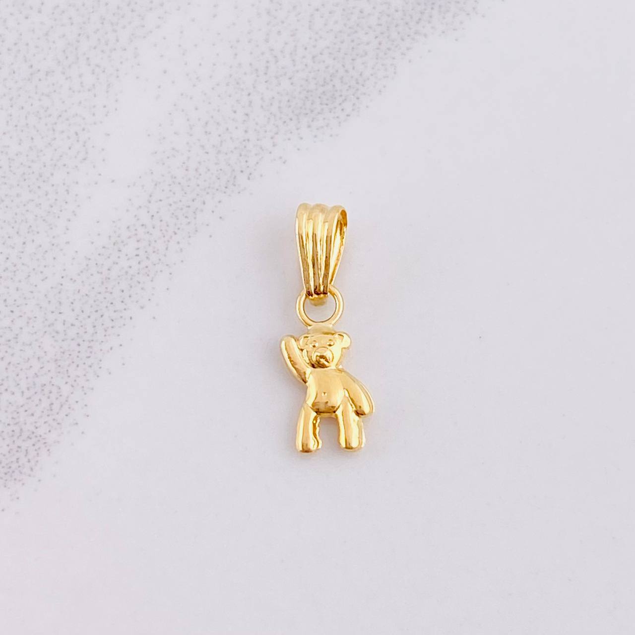 Dije Oso Mano Arriba 0.3g / 3/4 in Oro Amarillo 18K