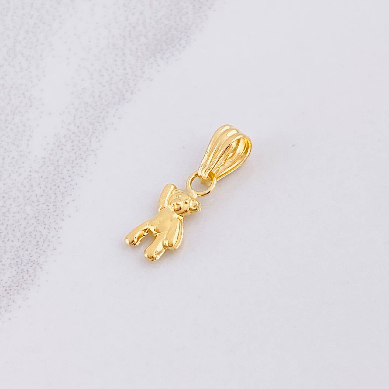 Dije Oso Mano Arriba 0.3g / 3/4 in Oro Amarillo 18K