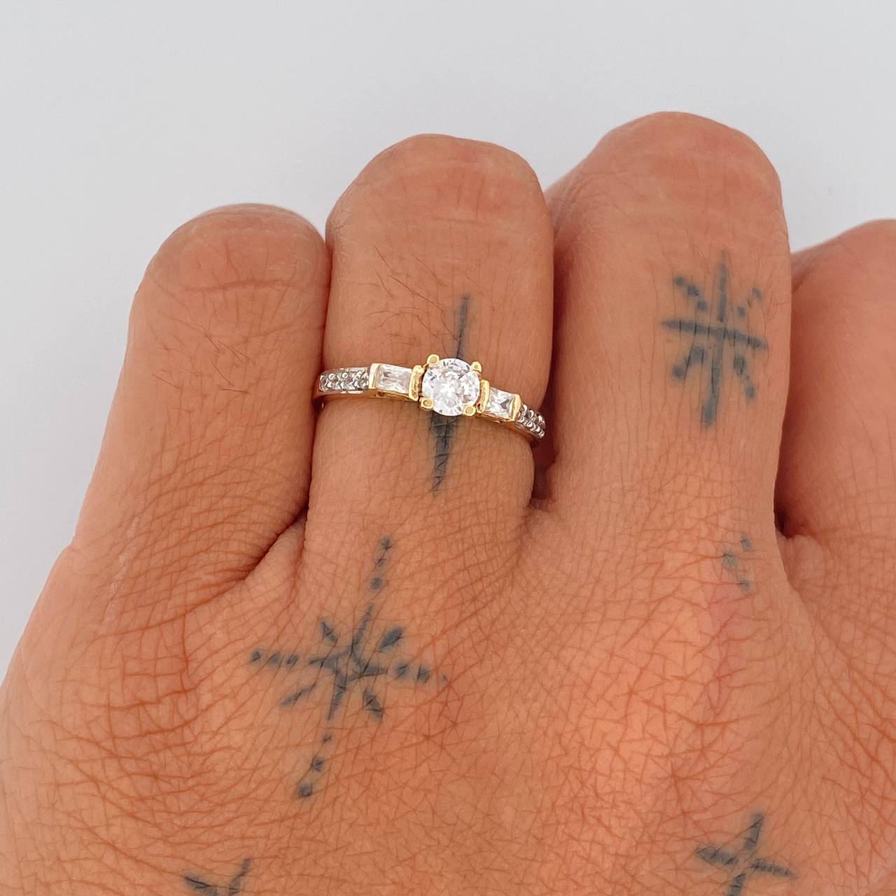 Anillo Solitario Trio 2.1gr / T7 / Oro 18K &