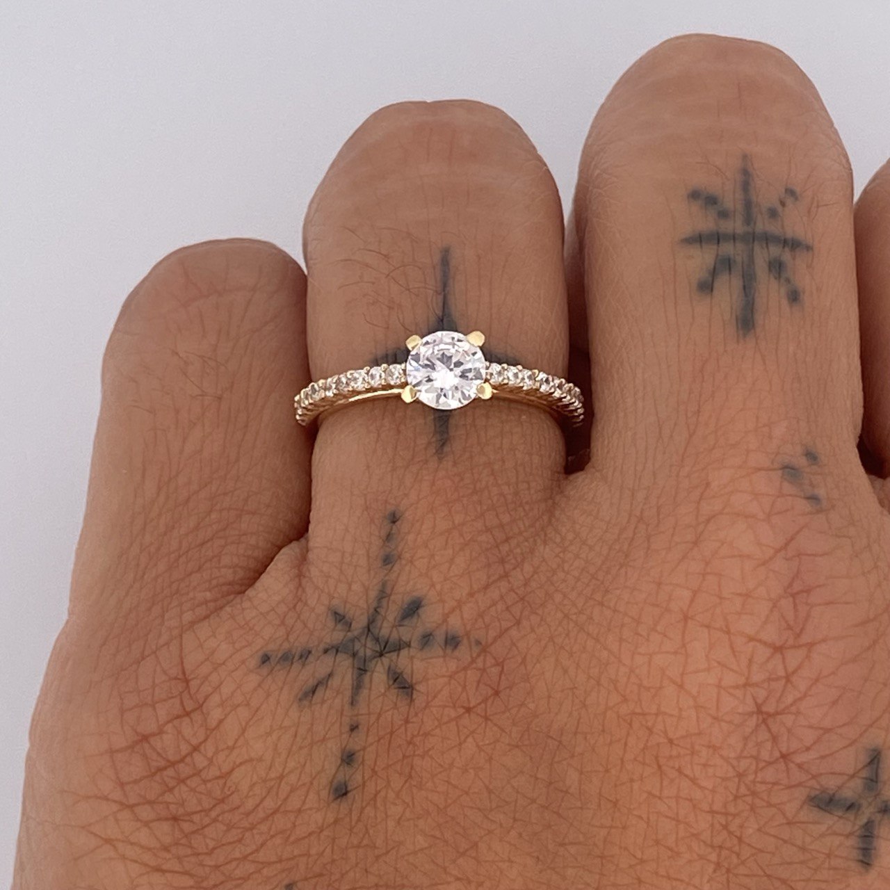 Solitaire Ring Churumbela 2.55gr / Size 7 / 18K Gold &