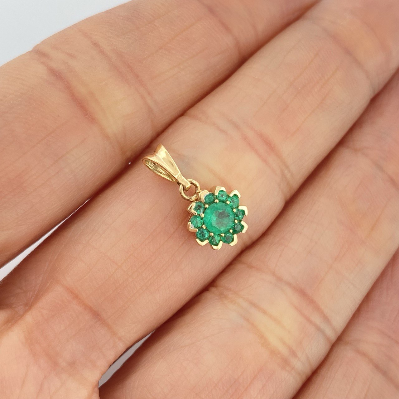 Pendant Jewel Flower Emerald 1.2gr / 3/4 in / 18K Gold +