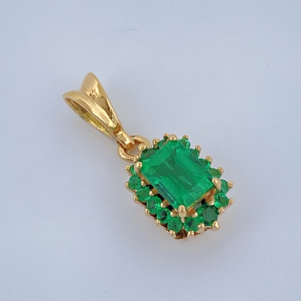 Pendant Jewel Green Throne 1.25gr / 3/4 in / 18K Gold +