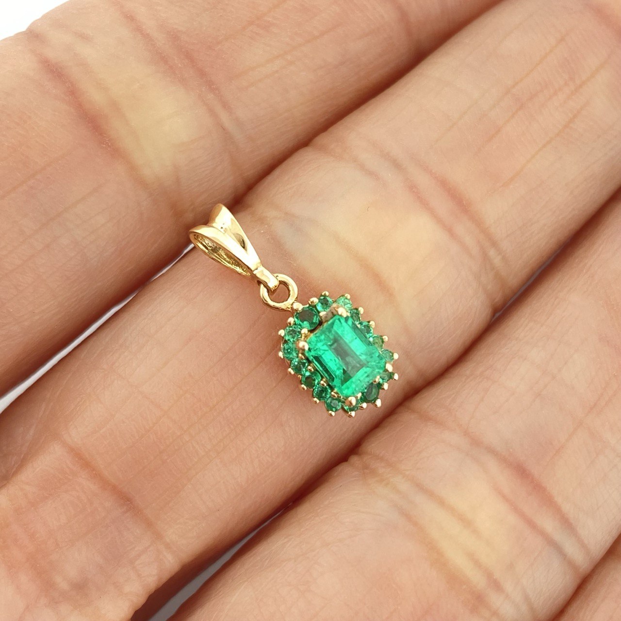 Pendant Jewel Green Throne 1.25gr / 3/4 in / 18K Gold +