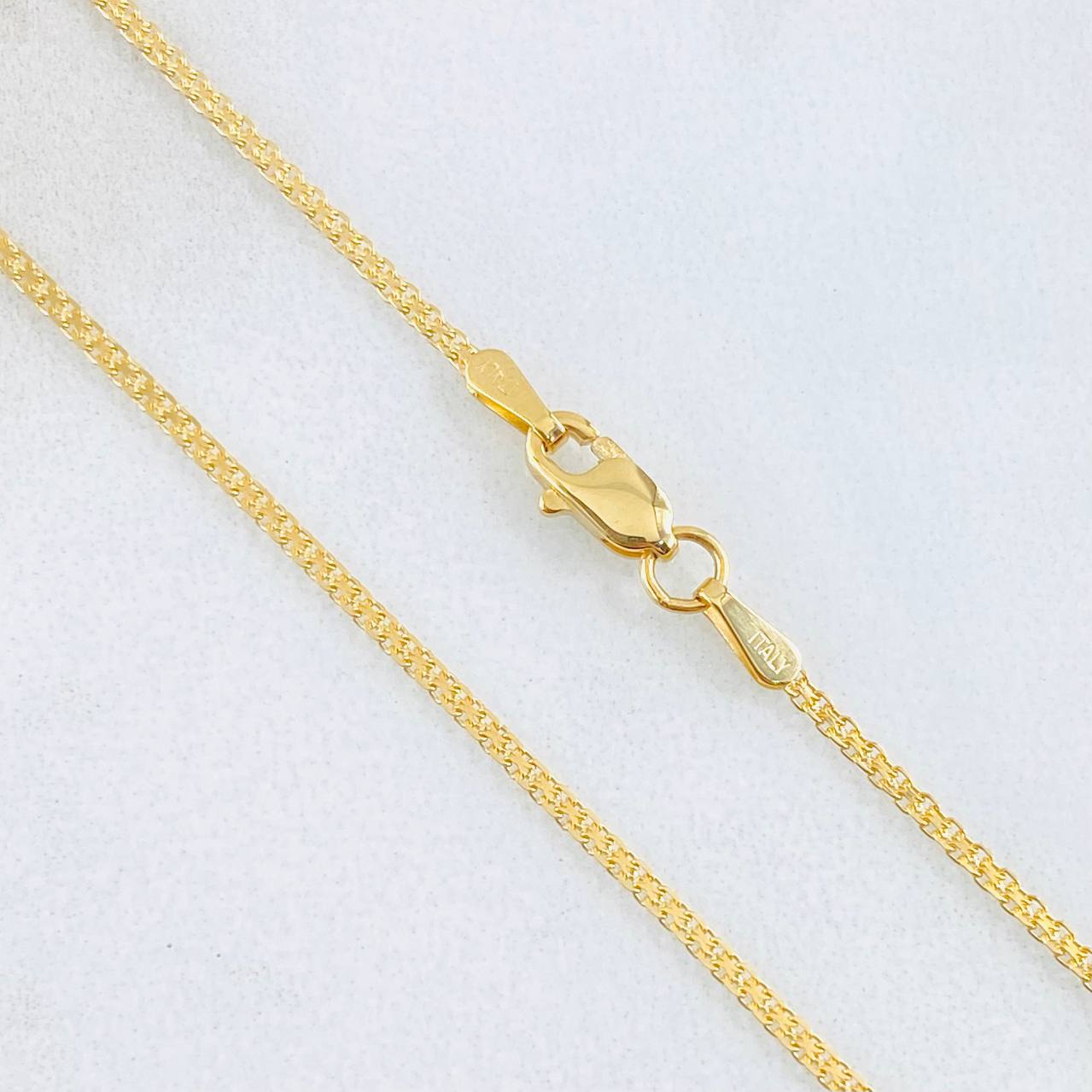 Cadena China 2.4gr / 23 1/2 in / 1.2mm Oro Amarillo +1 18K *