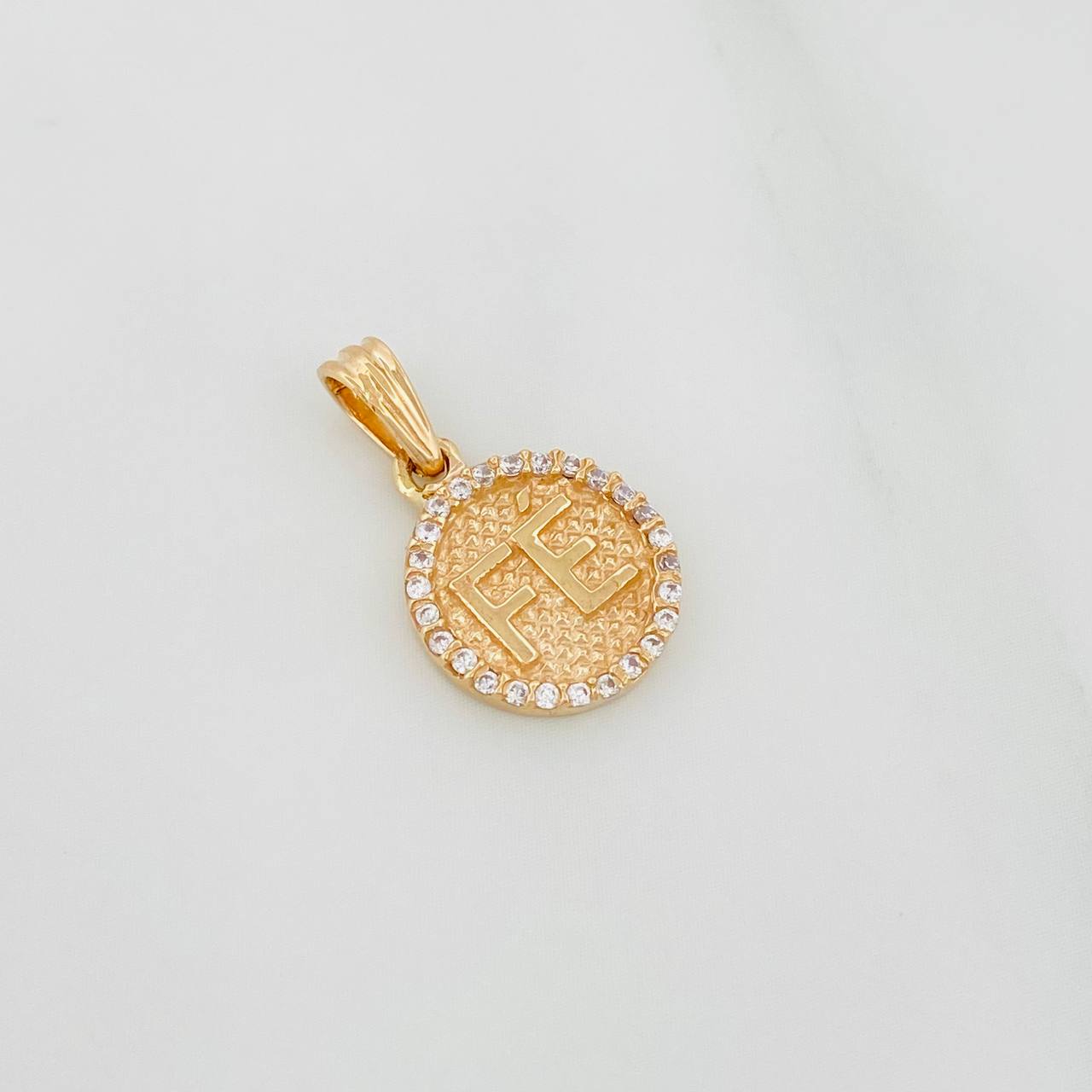 Dije Fe 1.45 g / 3/4 in Oro Amarillo 18K