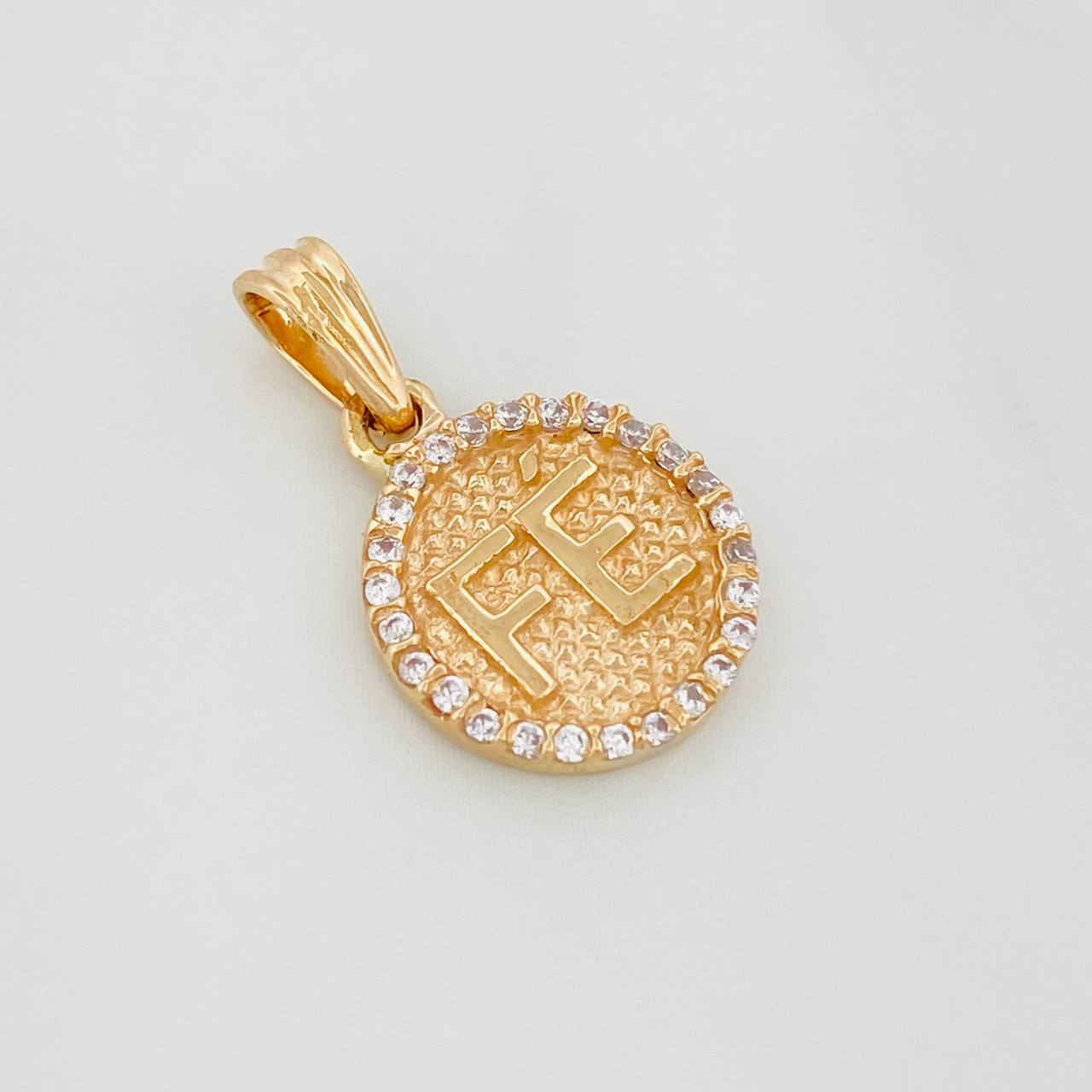 Dije Fe 1.45 g / 3/4 in Oro Amarillo 18K