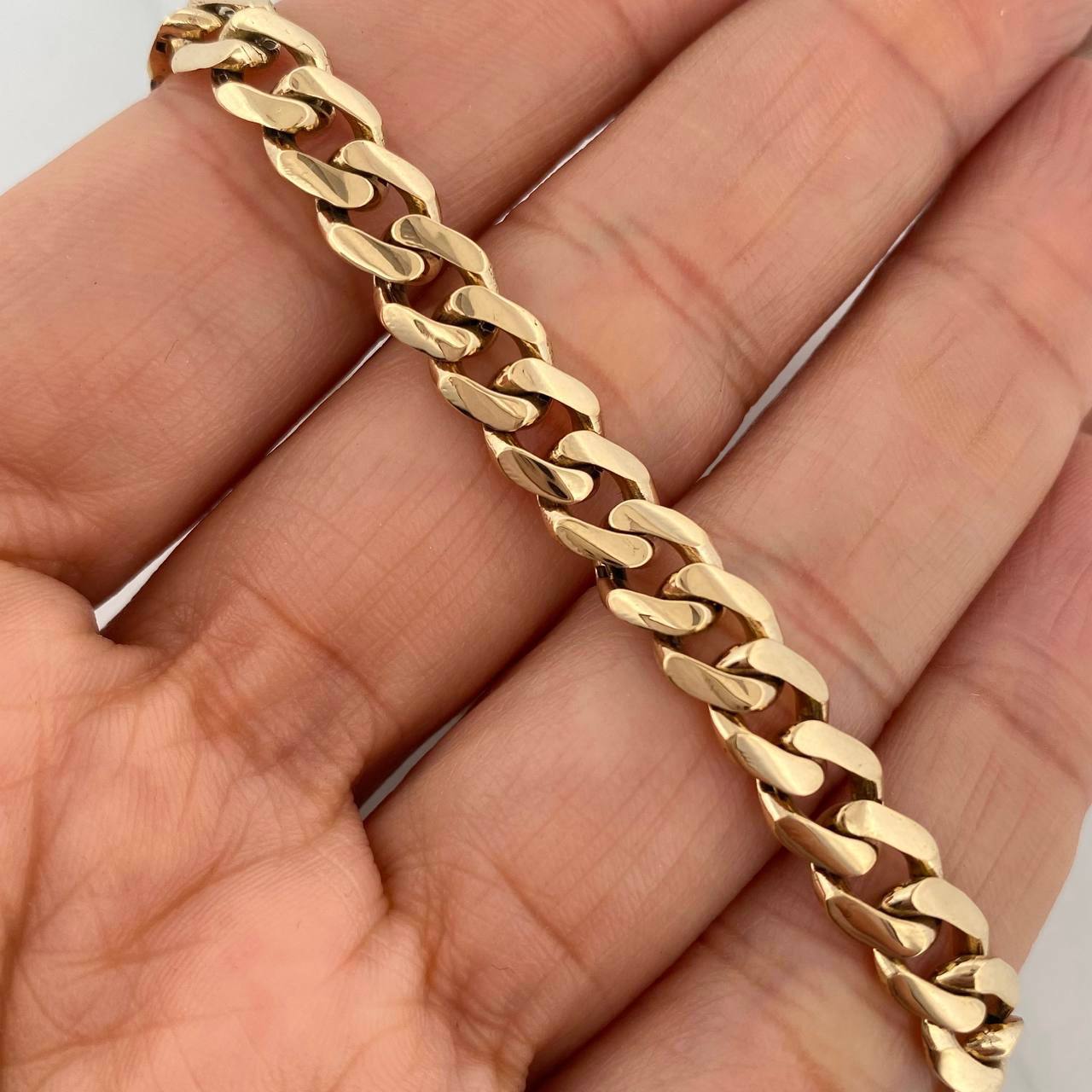 Pulso Cubano 12.05 g / 8 1/4 in / 6.8 mm Oro Amarillo 18K