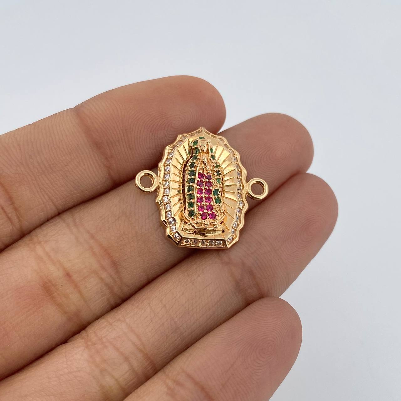 Herraje Virgen Guadalupe 2.55gr / 2cm / Circones Fucsias Verdes Blancos Oro Amarillo 18K $