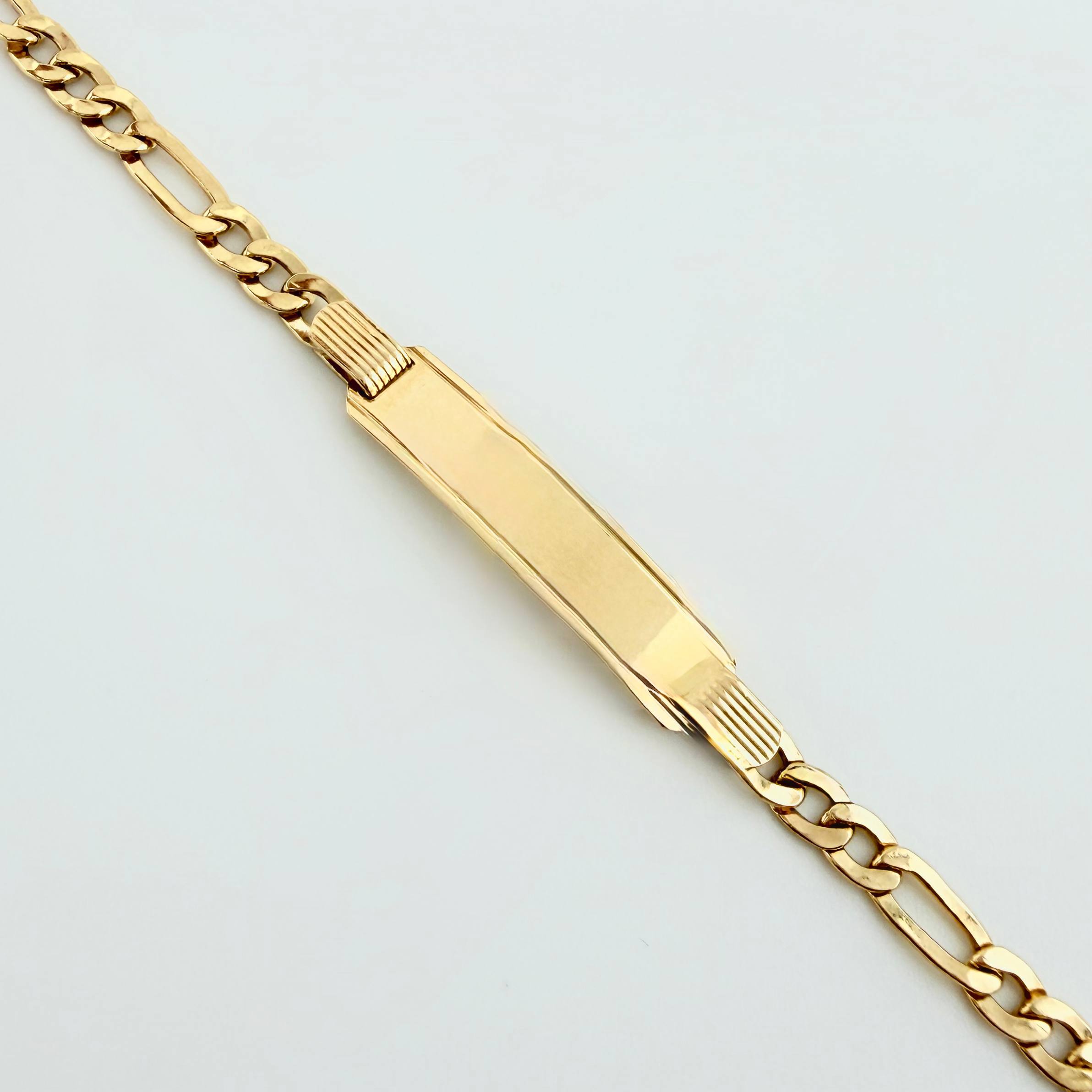 Pulso Figaro Placa 5.8gr / 8 in / 3.9mm Oro Amarillo +1 18K *