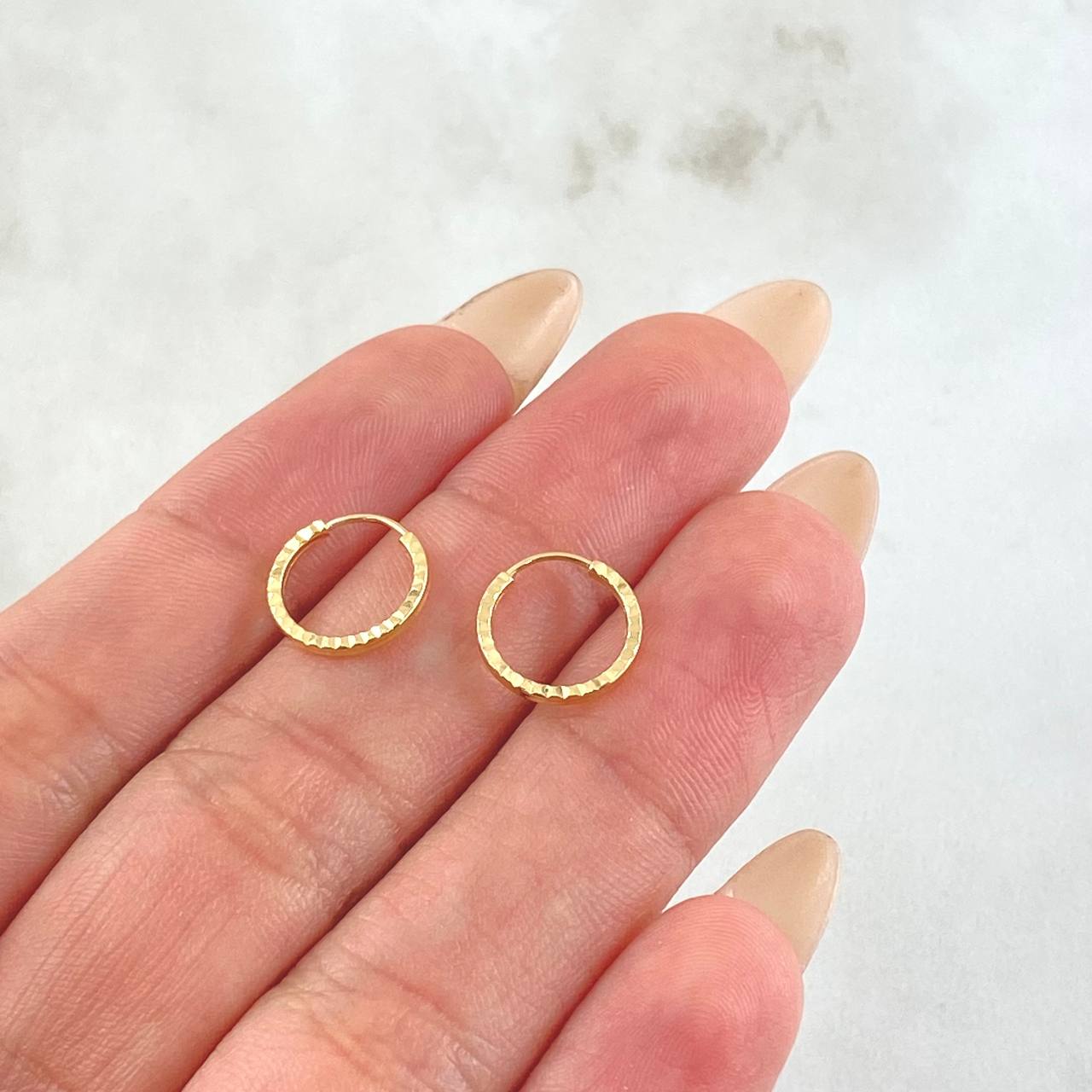 Candongas Mini Aro Rayado 0.6 g / 1/2 in Oro Amarillo 18K