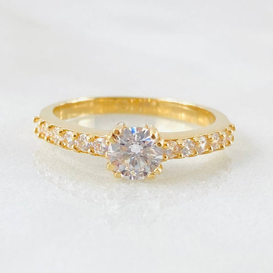 Anillo Solitario Doble Garra 2.7gr / T5 3/4 / Oro Amarillo 18K