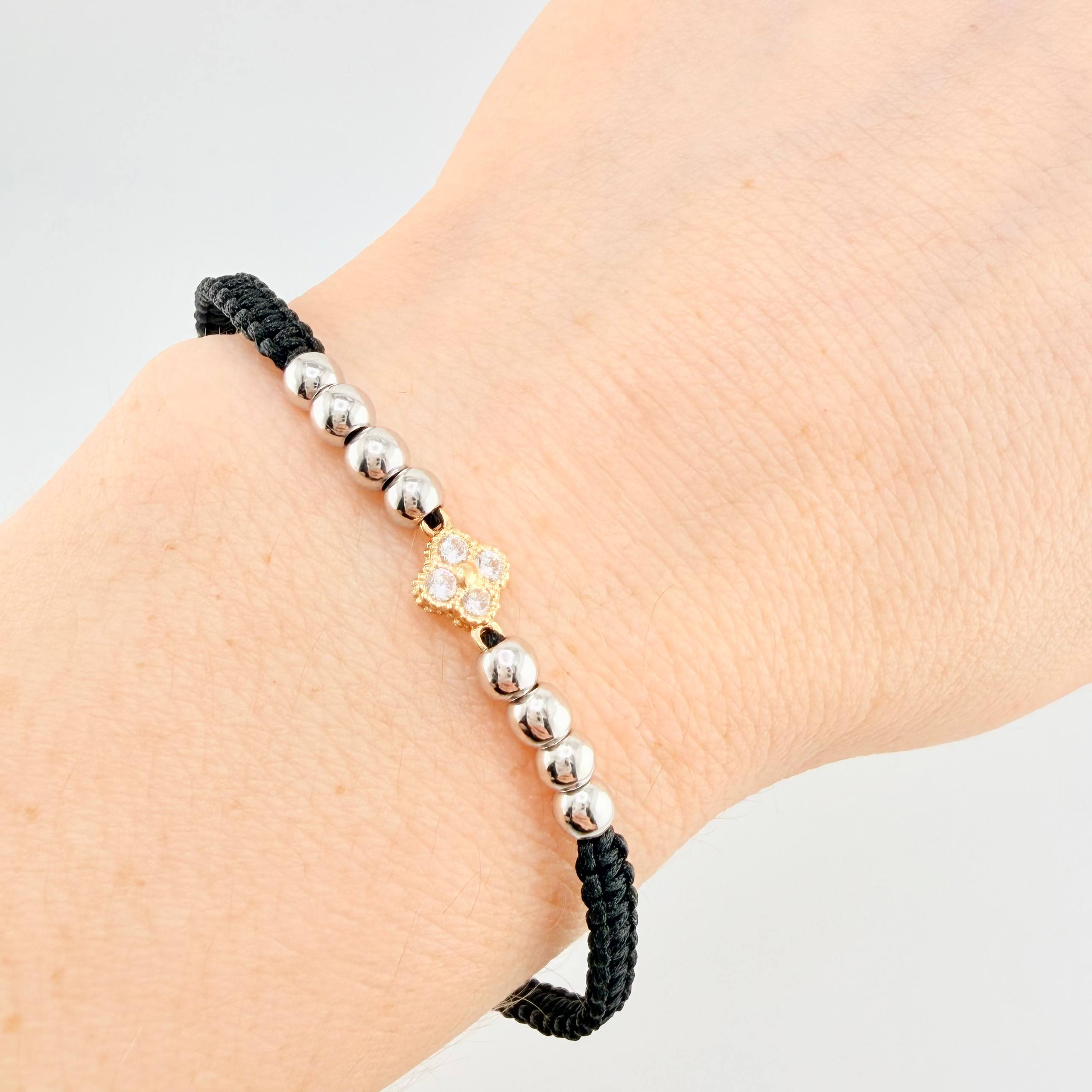 Pulsera Tejida Negra Herraje Flor / Bolas 8Und 4Mm Dos Oros Amarillo Blanco 18K