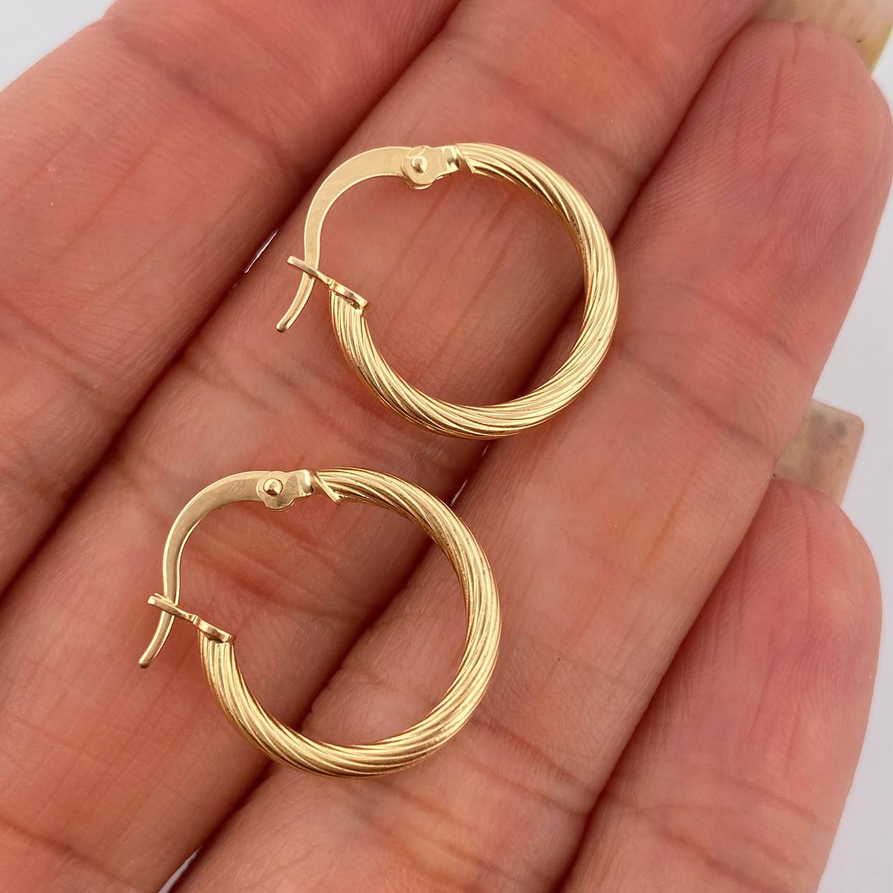 Hoop Earrings Lore 1.15gr / 0.7in / 18K Gold $