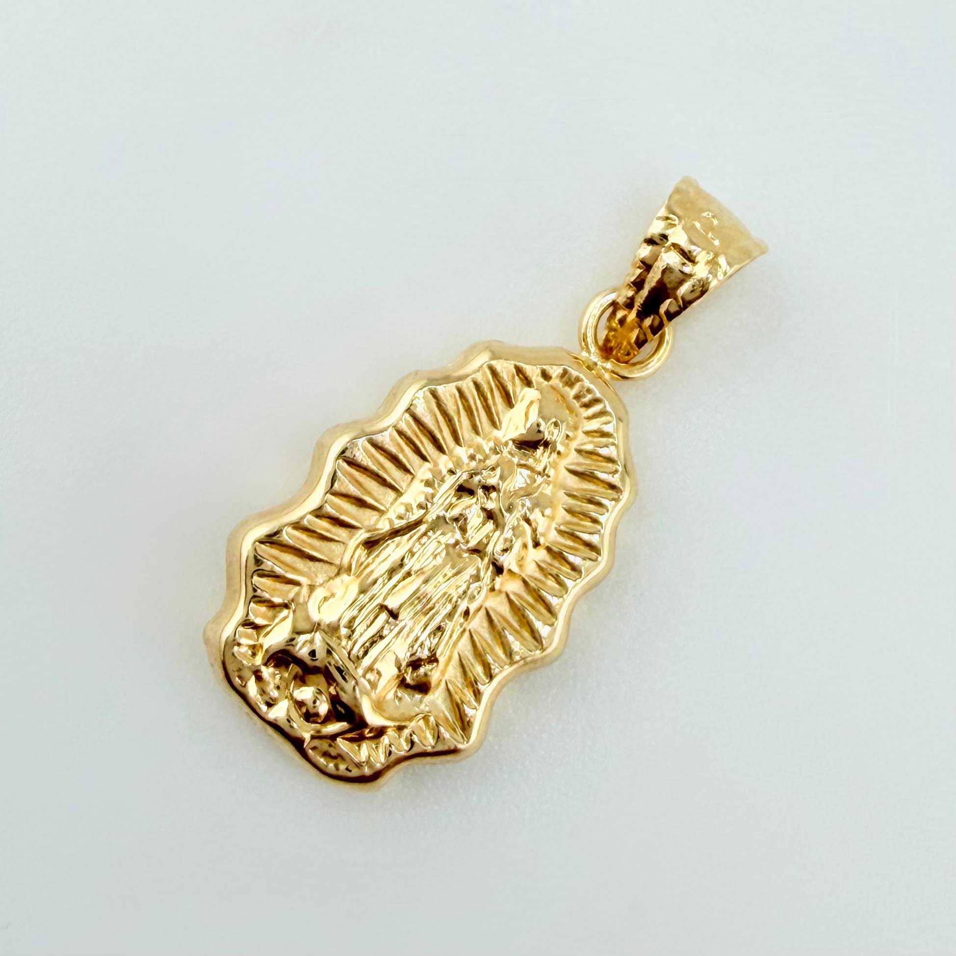 Dije Virgen Guadalupe Silueta Rallado 1.1gr / 3/4 in / Oro Amarillo 18K ©
