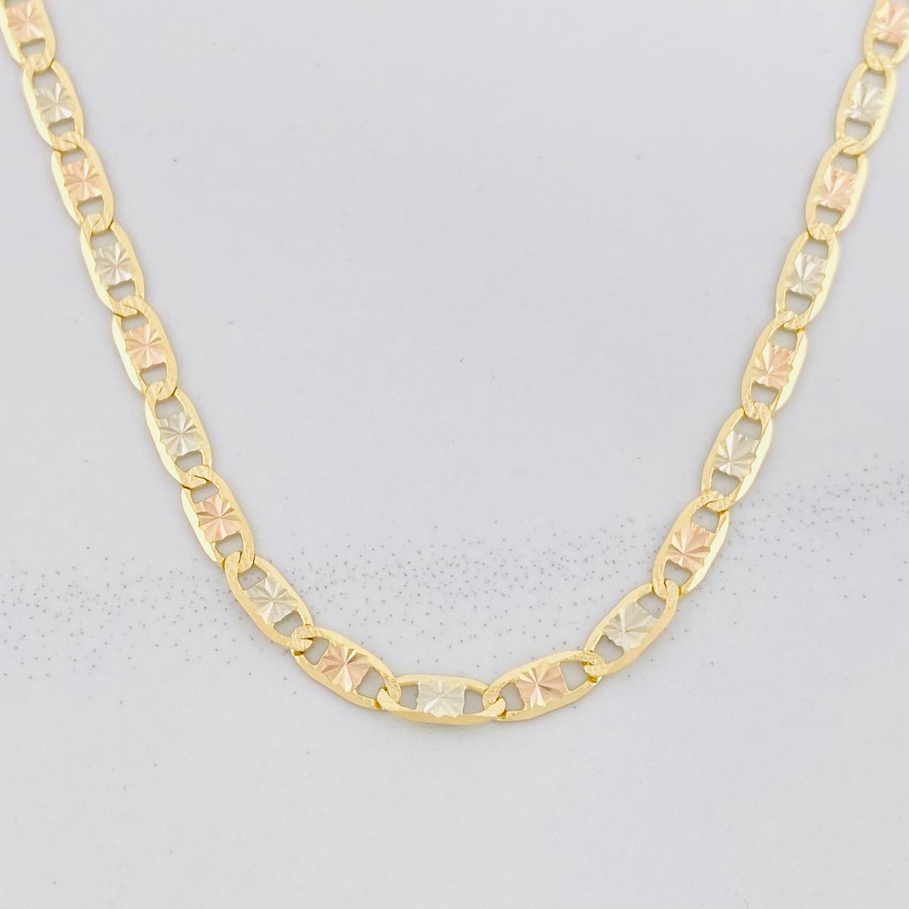 Flat Anchor Chain 7.4g / 18 in / 3.4mm 18K Three Golds