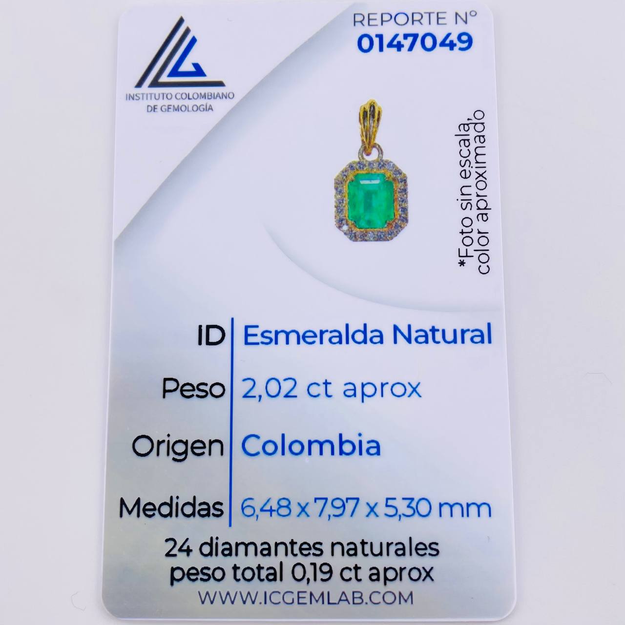 Three-Dimensional Square Frame Pendant Emerald 2.02 Qts Diamond 19Pts 3.05 g / 3/4 in 18K Yellow Gold