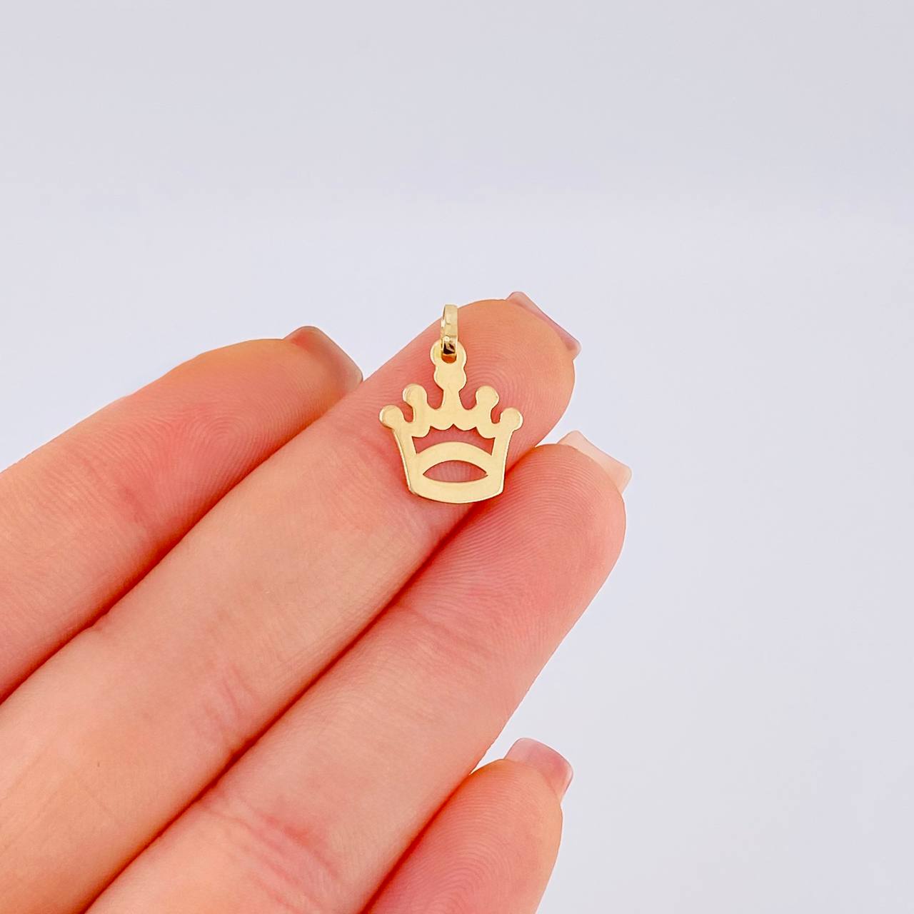Dije Corona 0.55 g / 3/4 in Oro Amarillo 18K