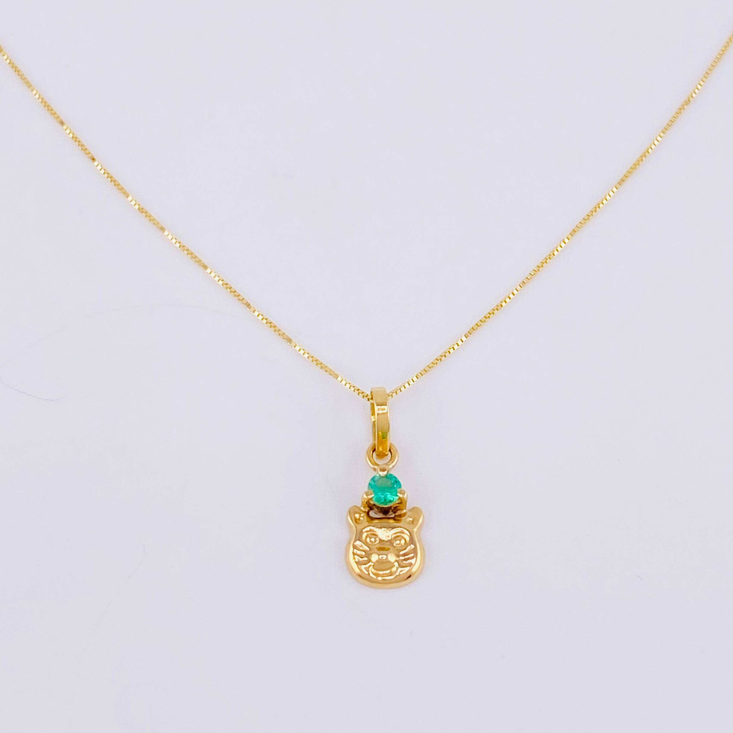 Set Cadena Veneciana + Dije Cara De Gato Esmeralda Pts 5 / 1.25 g / 17 3/4 in Oro Amarillo 18K