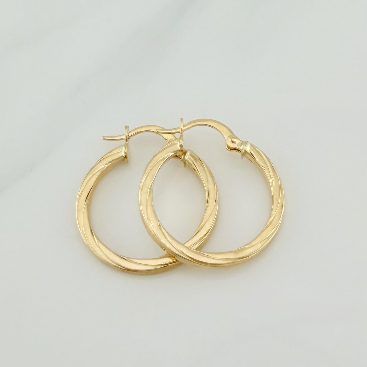 Osiris Hoop Earrings 1.65 g / 1 in 18K Yellow Gold