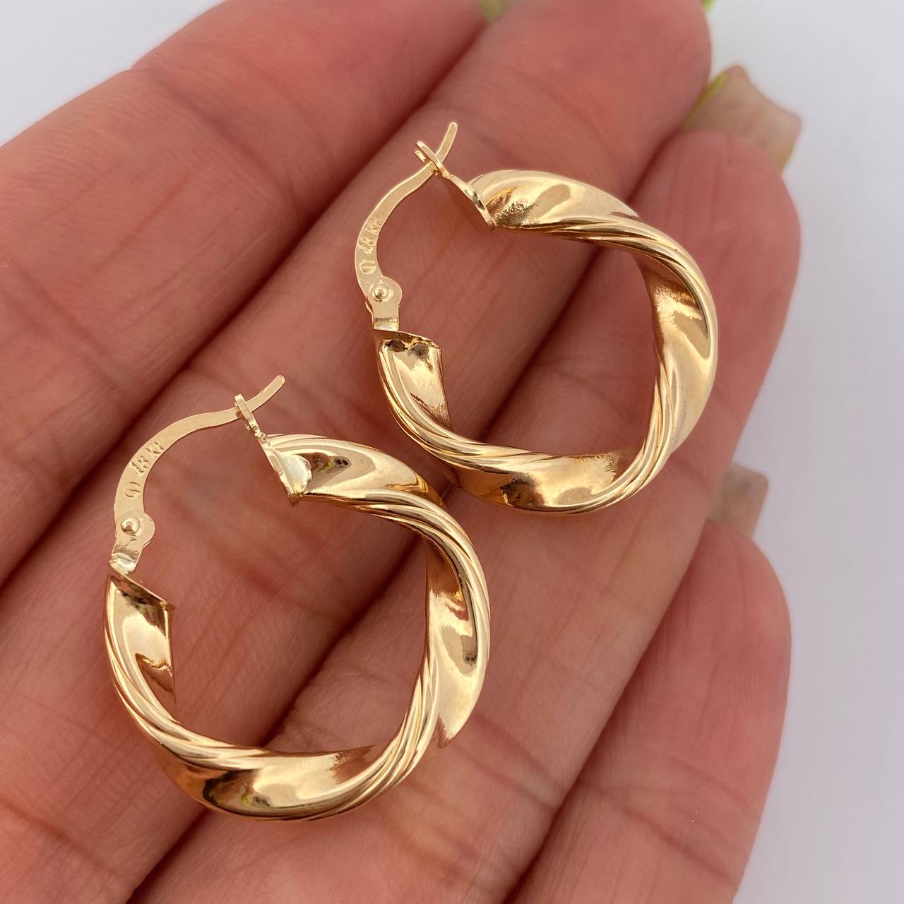 Hoop Earrings Nico 2.75gr / 1.0in / 18K Gold $