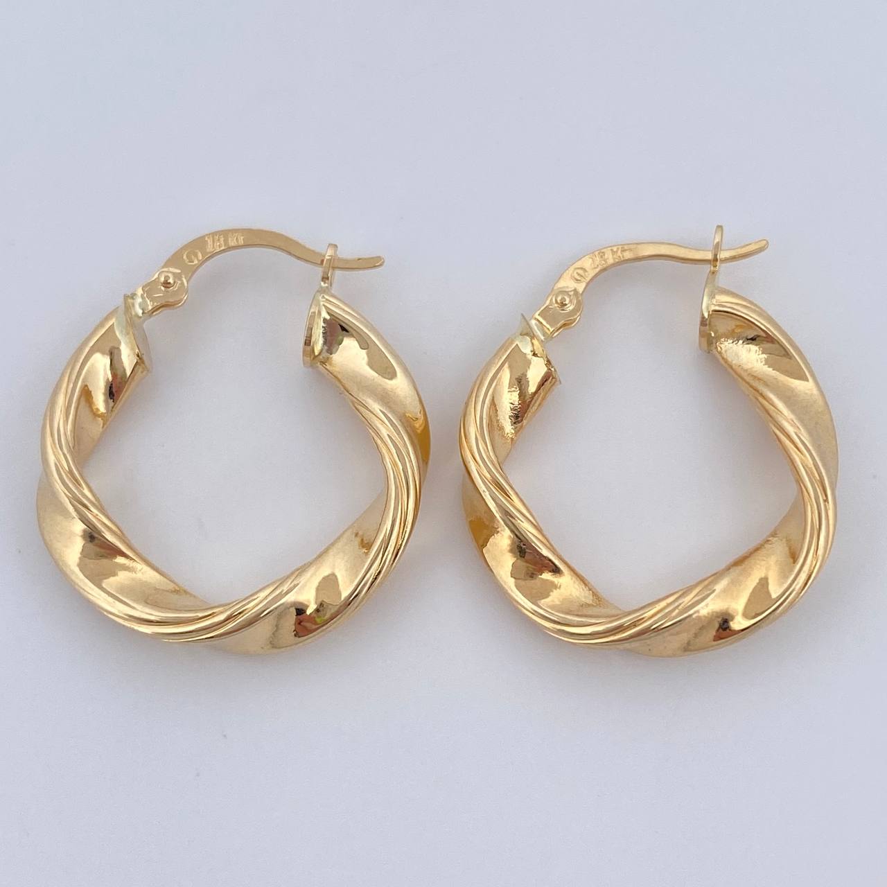 Hoop Earrings Nico 2.75gr / 1.0in / 18K Gold $