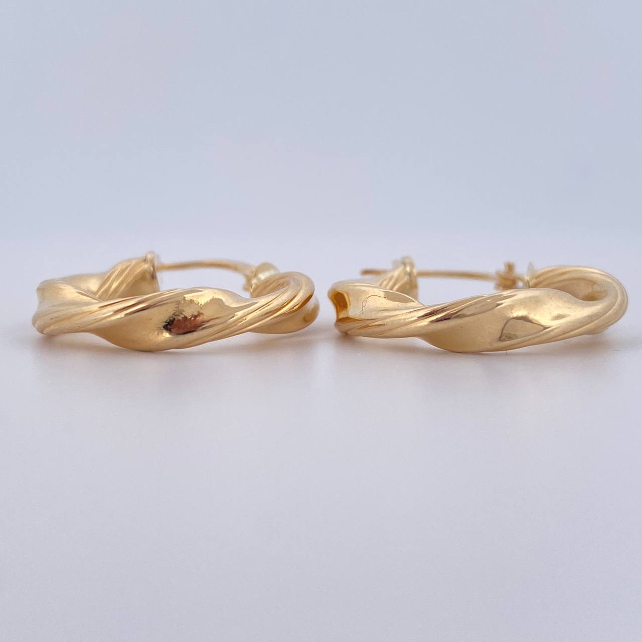 Hoop Earrings Nico 2.75gr / 1.0in / 18K Gold $