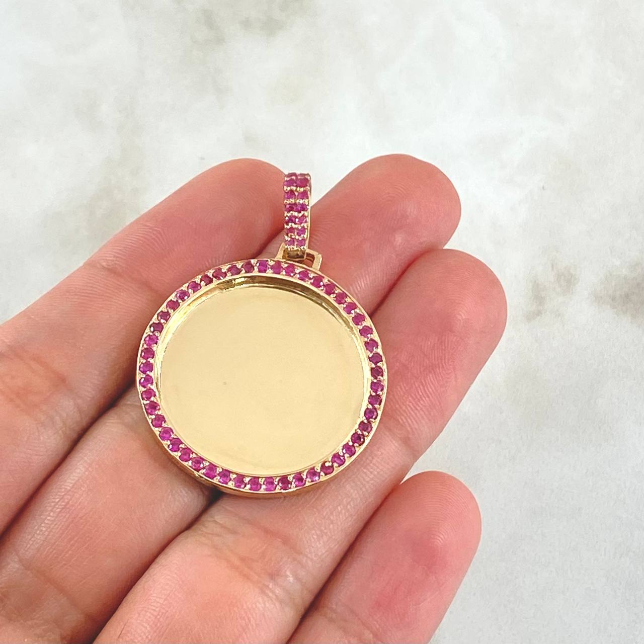 Dije Placa Marco Circular 8.65gr / 4cm / Circones Fucsias Oro Amarillo 18K *