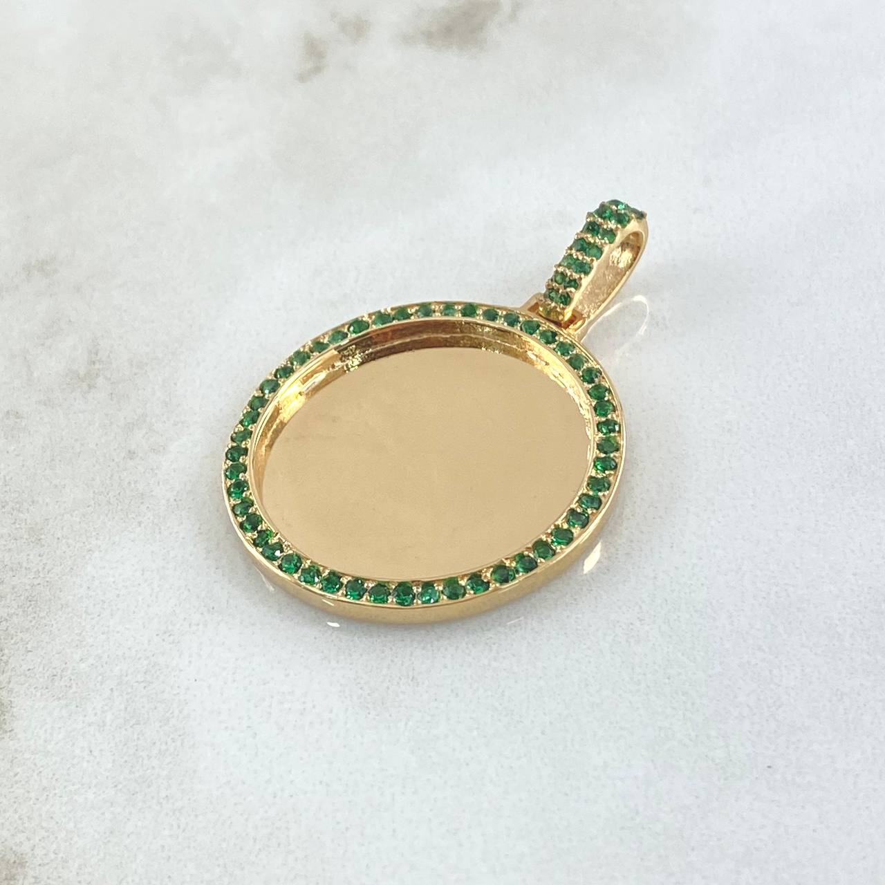 Dije Placa Marco Circular 9.05gr / 4cm / Circones Verdes Oro Amarillo 18K ©