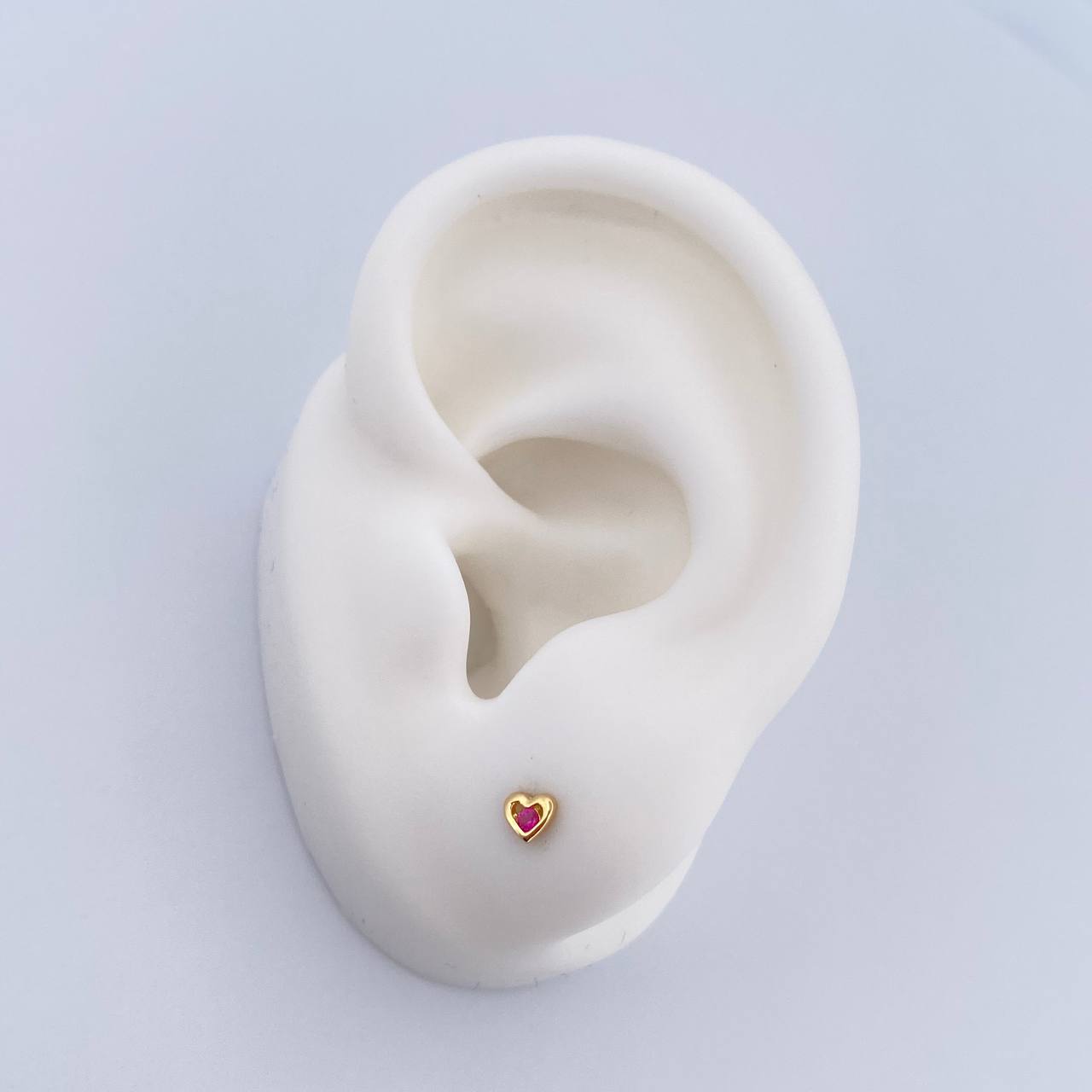 Topos Silueta Corazon 0.55gr / Circon Fucsia Oro Amarillo 18K &