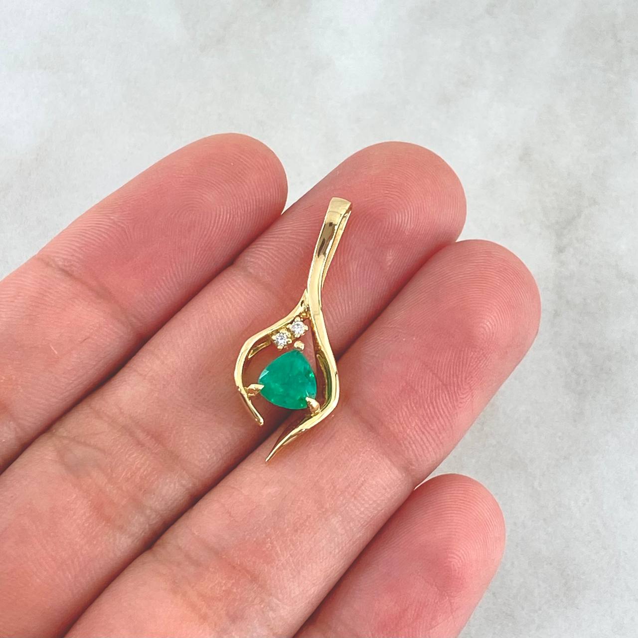 Pendant Abstract Drop 2.25gr / 2.8cm / Emerald 74pts - White Diamonds 2pts 18K Yellow Gold (Jewel) *