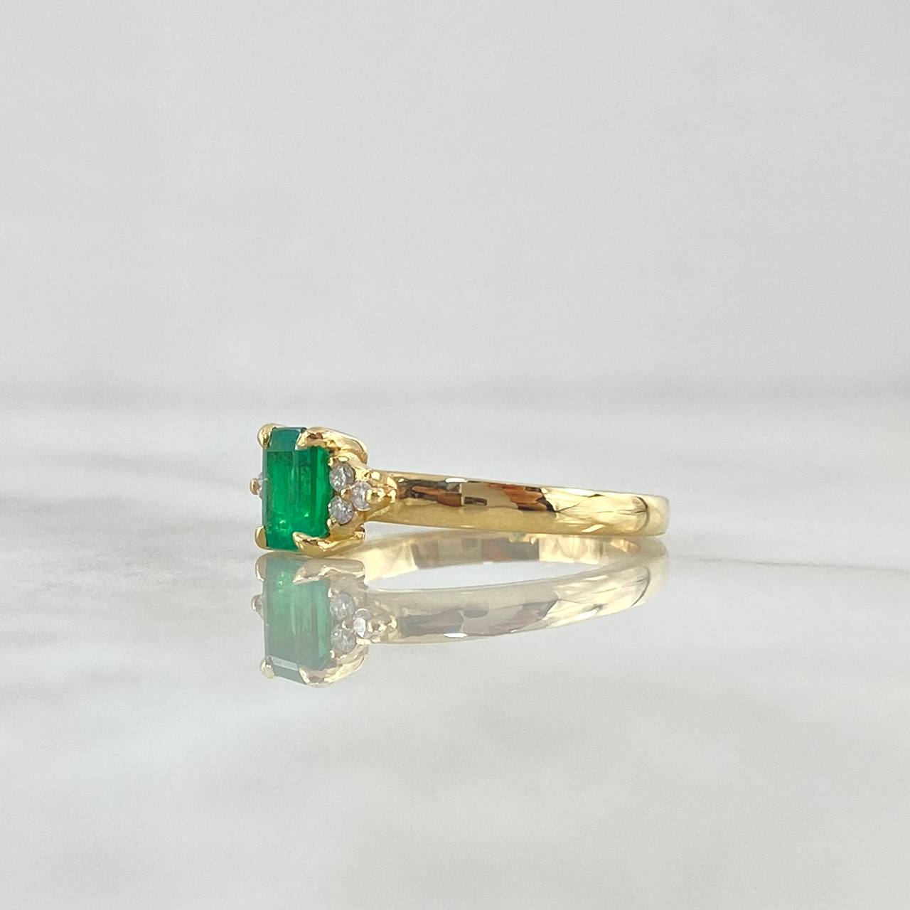Solitaire Ring Tri 3.9gr / Size 6 3/4 / Emerald 60pts - White Diamonds 8pts 18K Yellow Gold (Jewelry) *