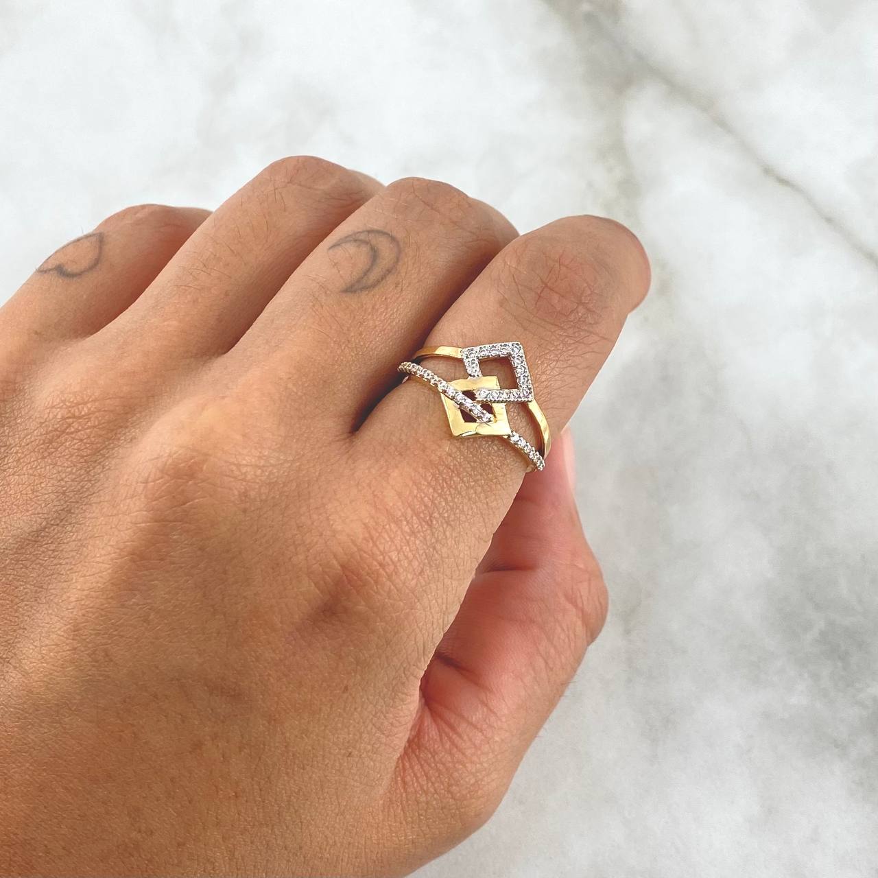 Overlapping Squares Ring 3.05gr / Size 7 / White Zircons 18K Yellow Gold *