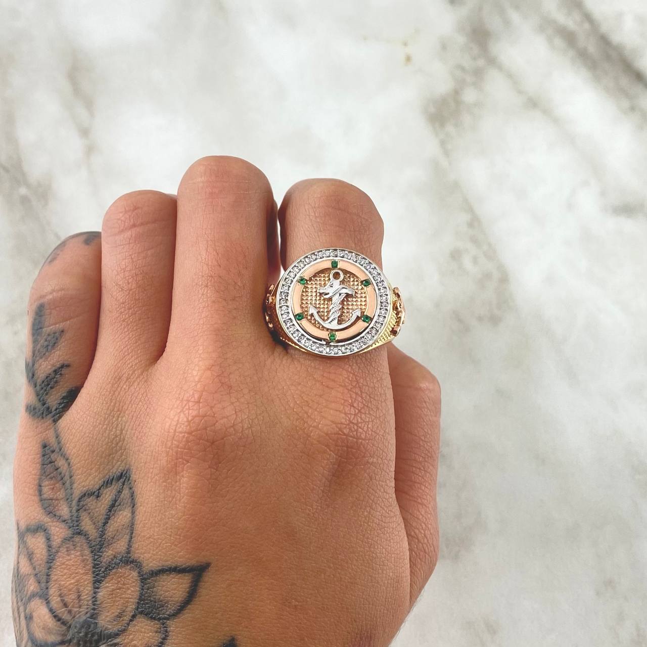 Anillo Sello Ancla 9.55gr / T10 1/4 / Circones Blancos Verdes Texturizado Tres Oros 18K ©