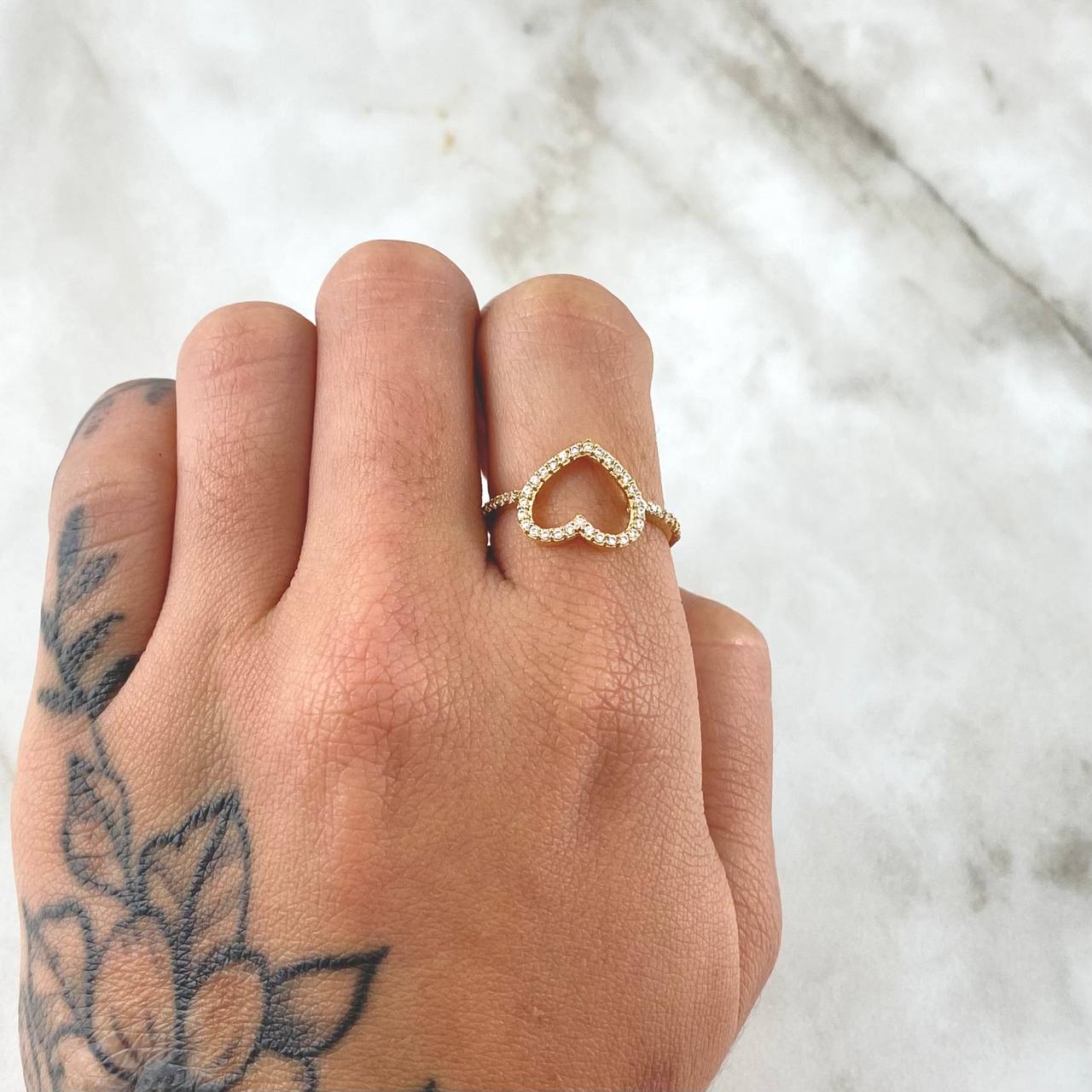 Anillo Corazón Silueta 1.45gr / T6 1/2 / Circones Blancos Oro Amarillo 18K ©
