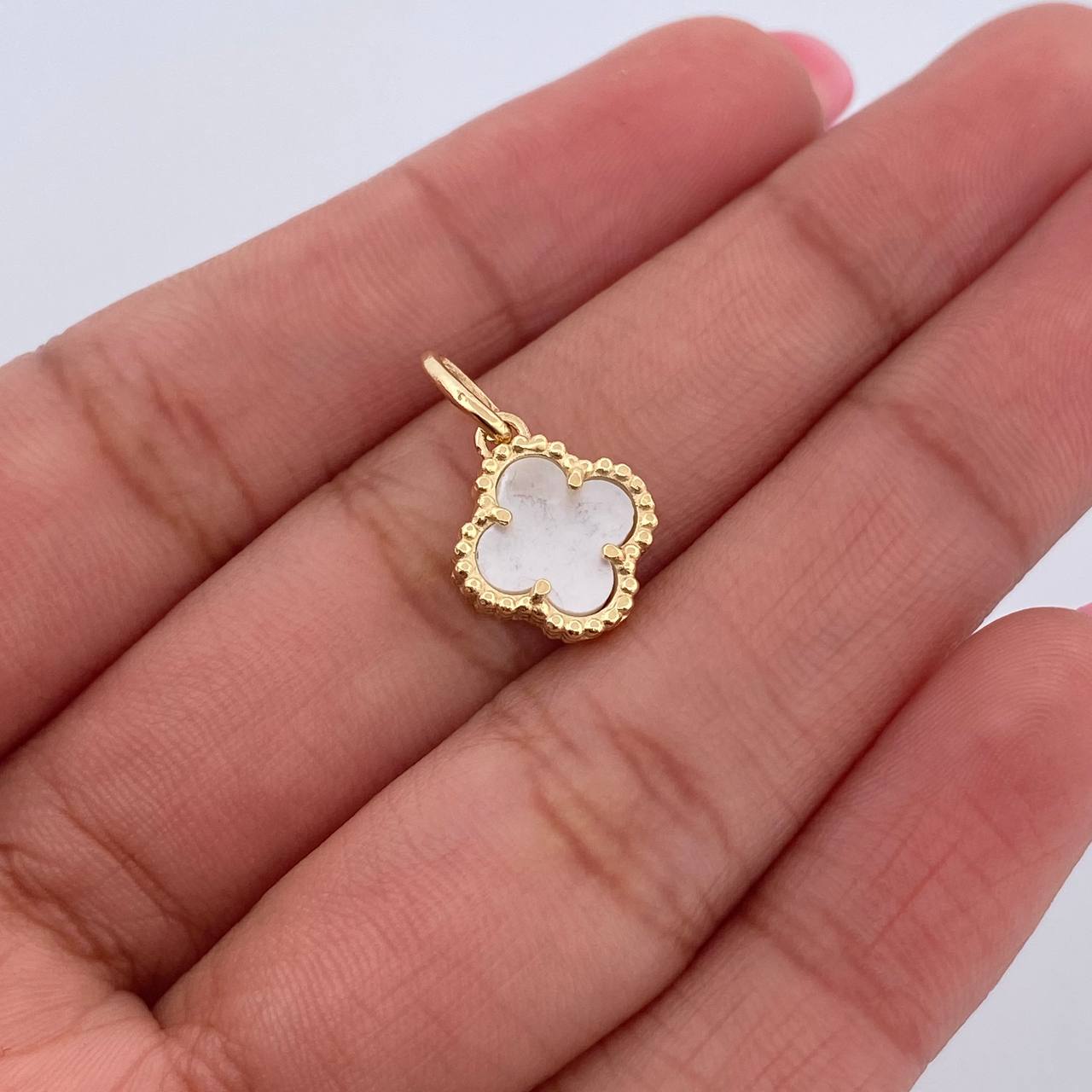 Dije Trebol  1.3gr / 1.6cm / Nacar Blanco Oro Amarillo 18K &