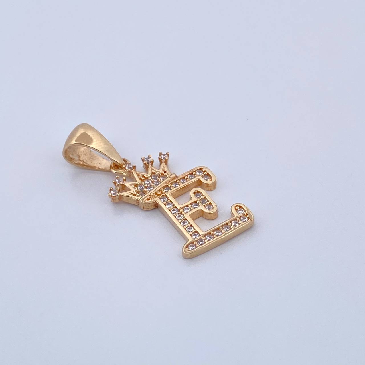 Dije Letra E Corona 1.9gr / 2.6cm / Circones Blancos Oro Amarillo 18K &