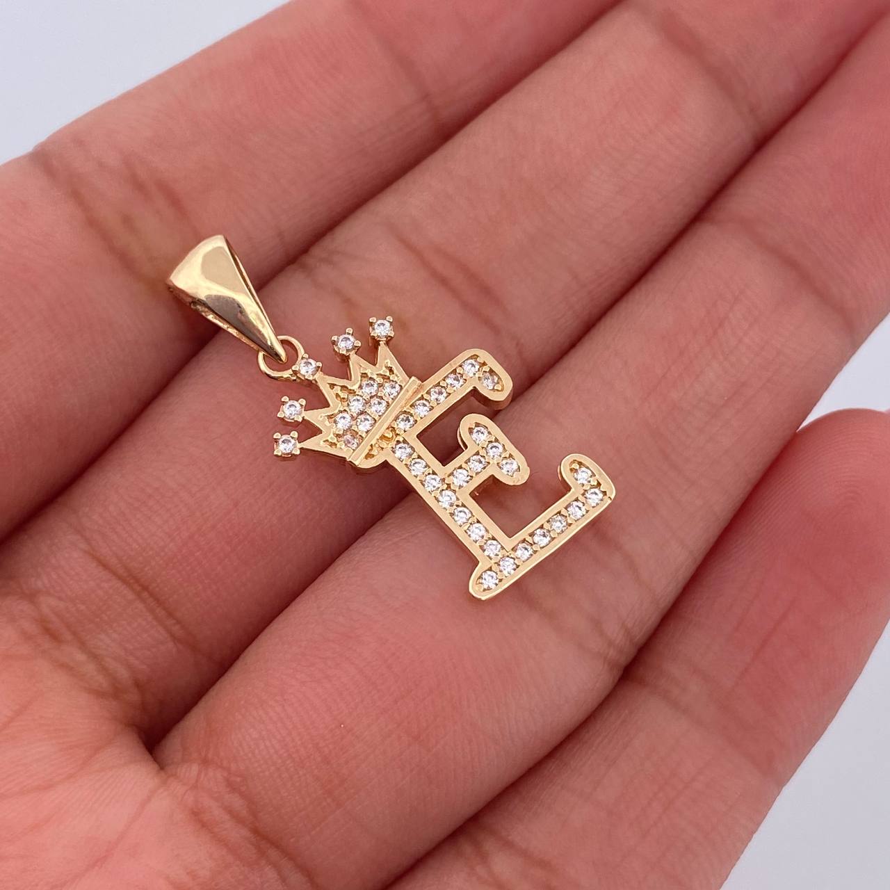 Dije Letra E Corona 1.9gr / 2.6cm / Circones Blancos Oro Amarillo 18K &