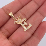 Dije Letra E Corona 1.9gr / 2.6cm / Circones Blancos Oro Amarillo 18K &