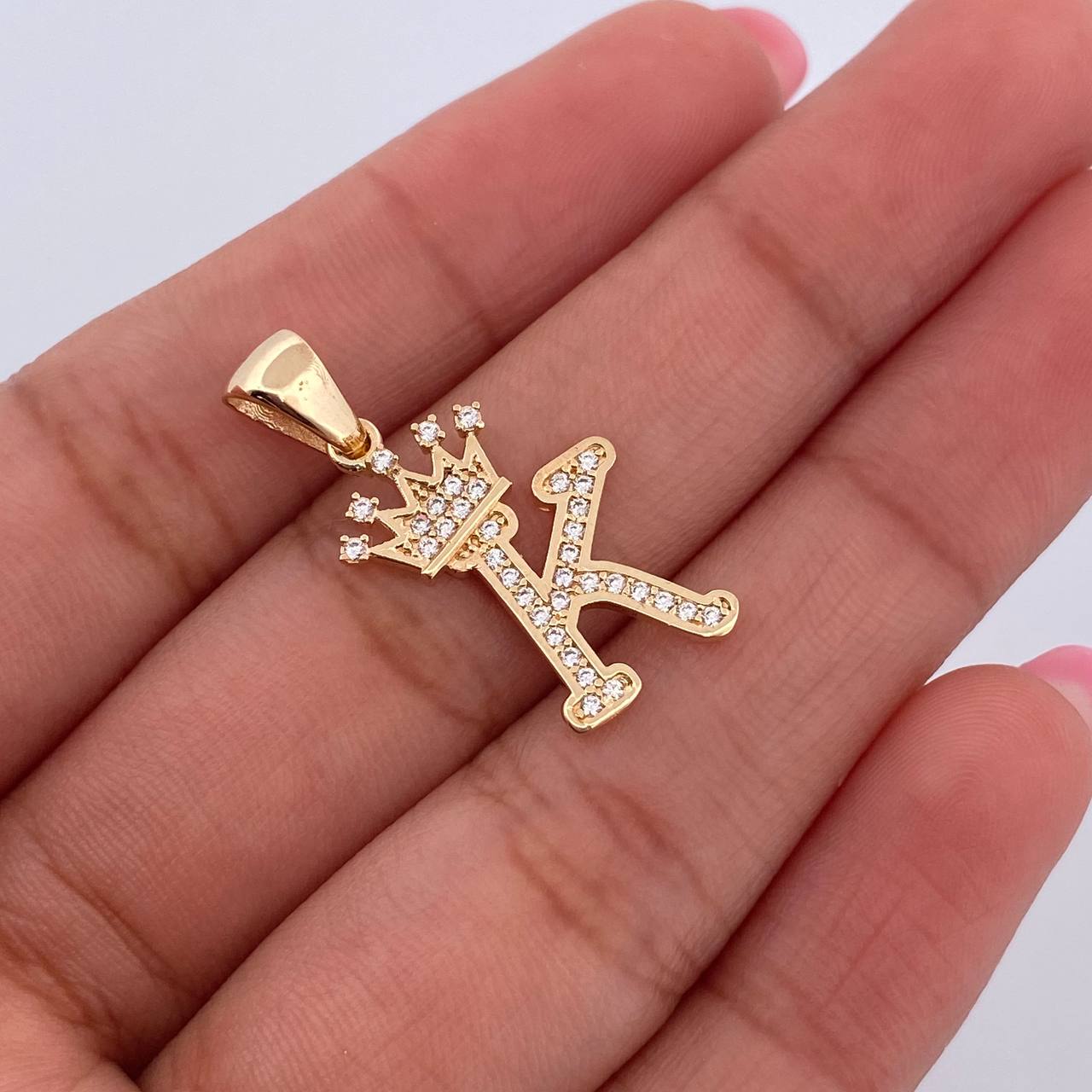 Dije Letra K Corona 1.75gr / 2.6cm / Circones Blancos Oro Amarillo 18K &