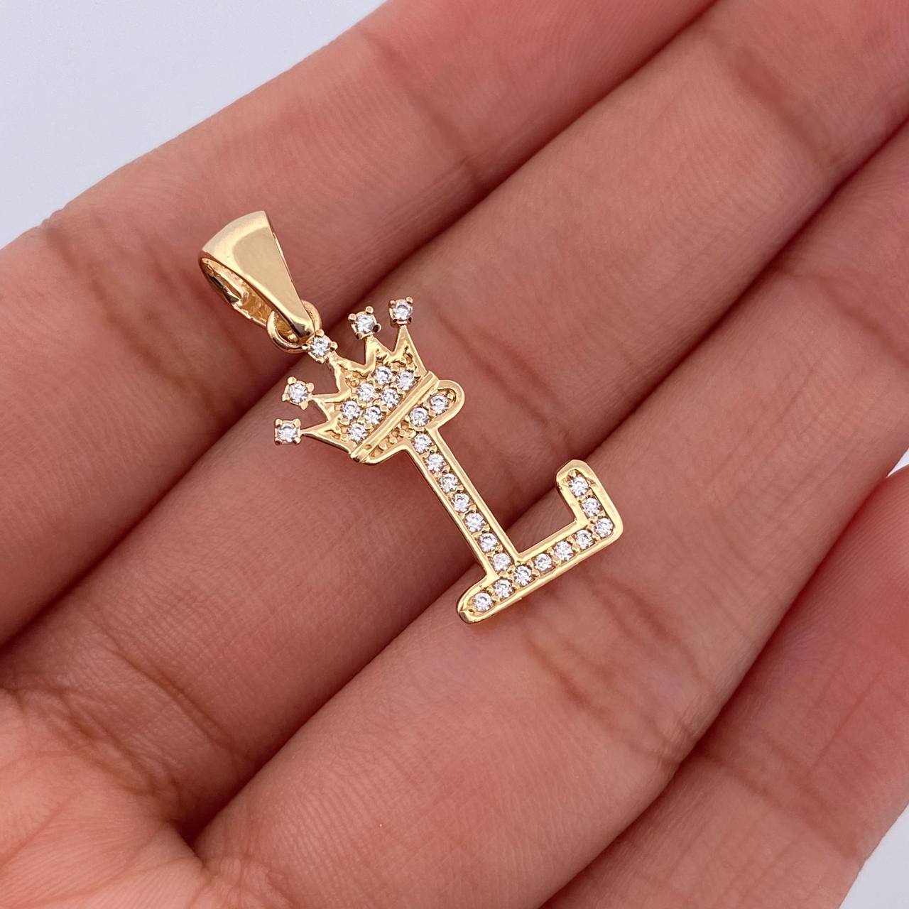 Dije Letra L Corona 1.6gr / 2.6cm / Circones Blancos Oro Amarillo 18K &