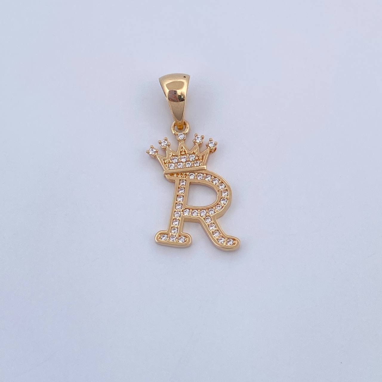Dije Letra R Corona 1.7gr / 2.7cm / Circones Blancos Oro Amarillo 18K &