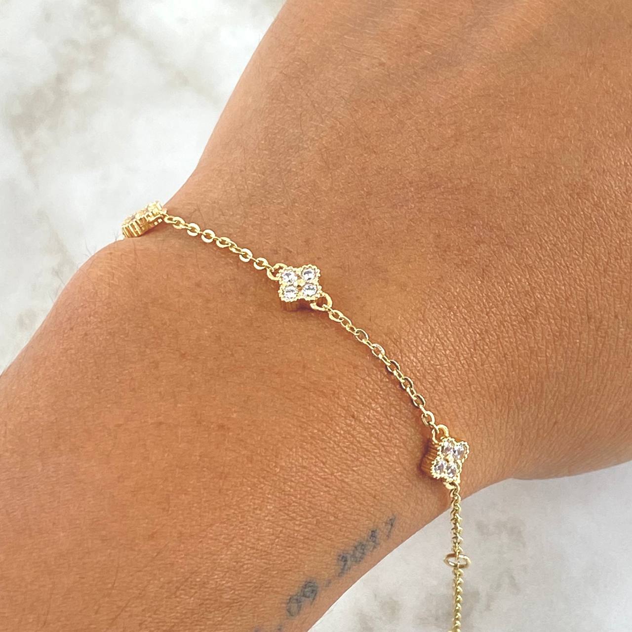 Pulso Aro Seguido Flor 3.05gr / 17cm-18cm / Circones Blancos Oro Amarillo 18K
