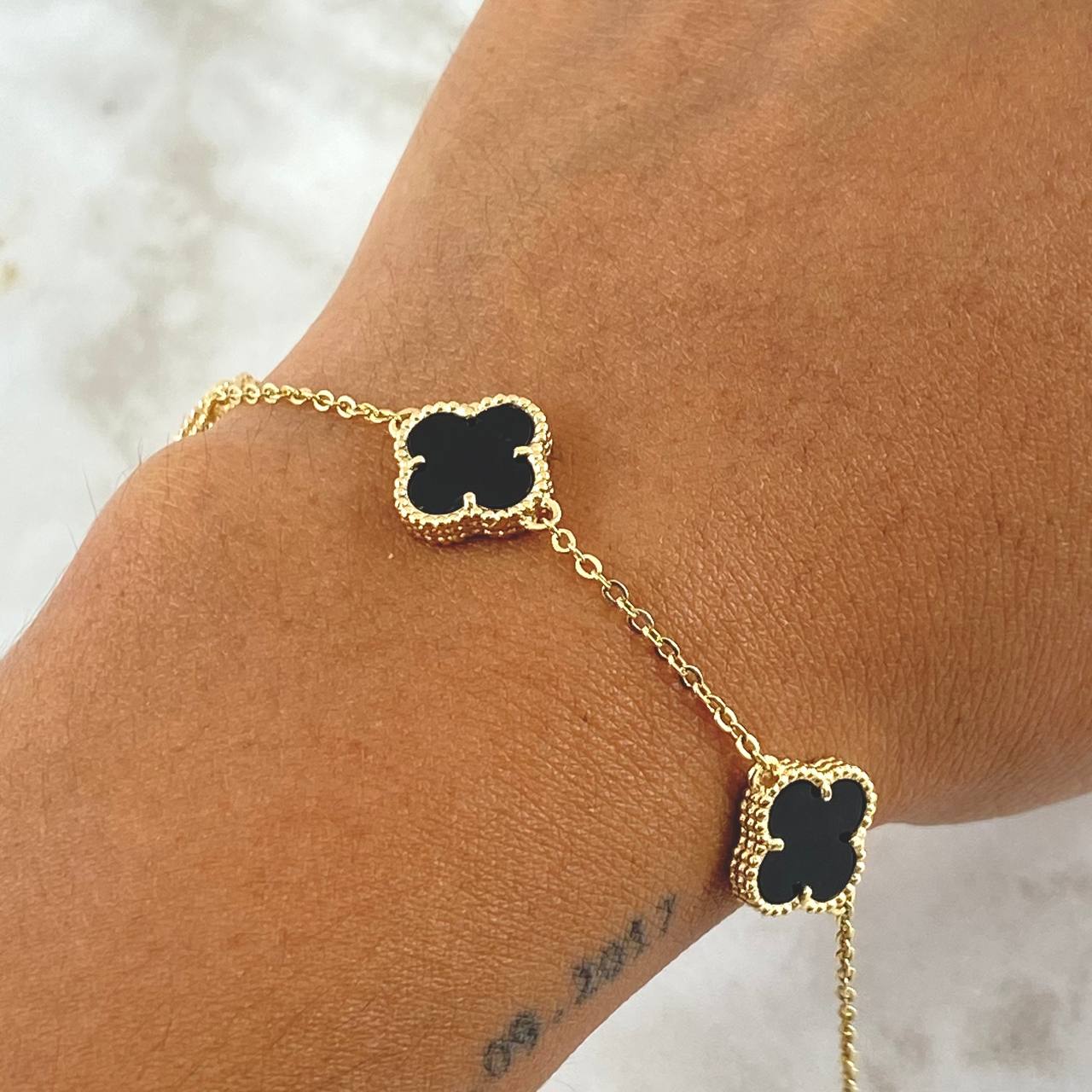 Pulso Aro Seguido Trebol Negro Onix 4gr / 6 3/4 in / 10mm Oro Amarillo Nac.Esp. 18K *