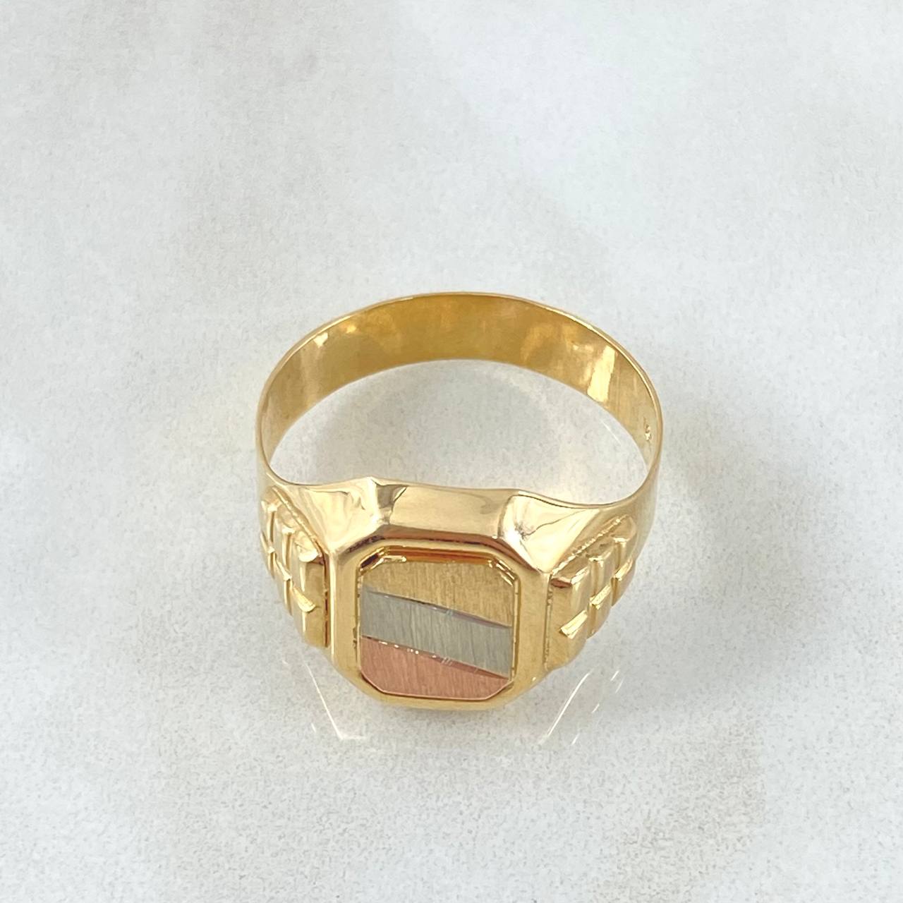 Anillo Sello Cuadrado 4.7gr / T10 3/4 / Tres Oros 18K ©