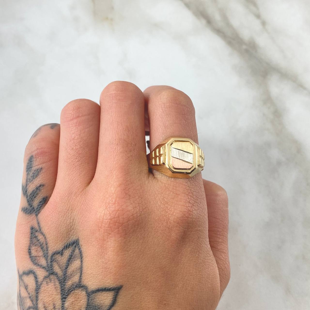 Anillo Sello Cuadrado T8 1/4 Tres Oros 18K - Main Image