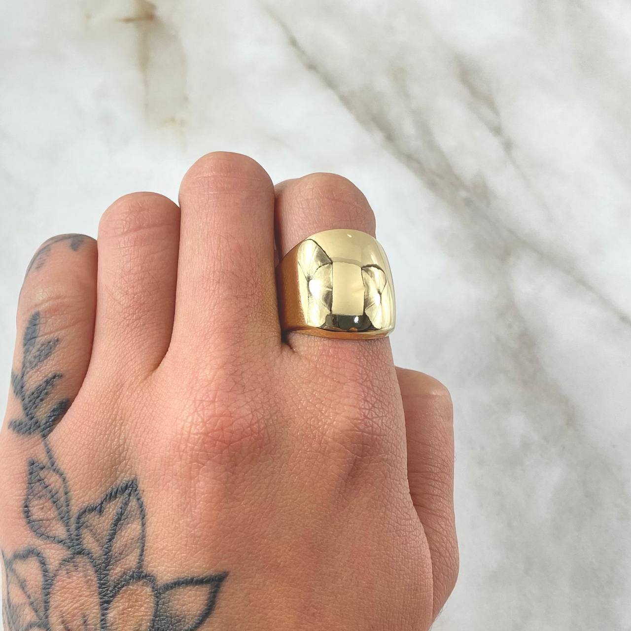 Smooth Ring 3.1gr / Size 8 3/4 / 18K Gold ©