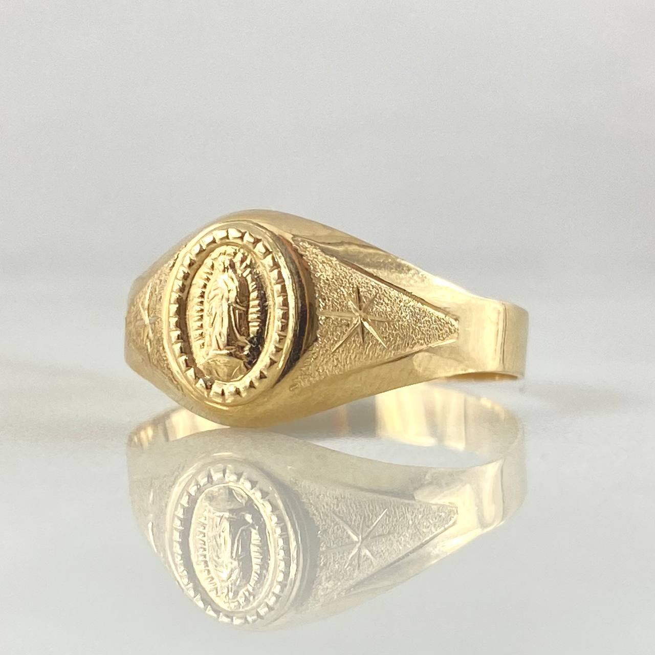 Virgin Guadalupe Starred Ring 1.9gr / Size 6 1/4 / 18K Yellow Gold ©