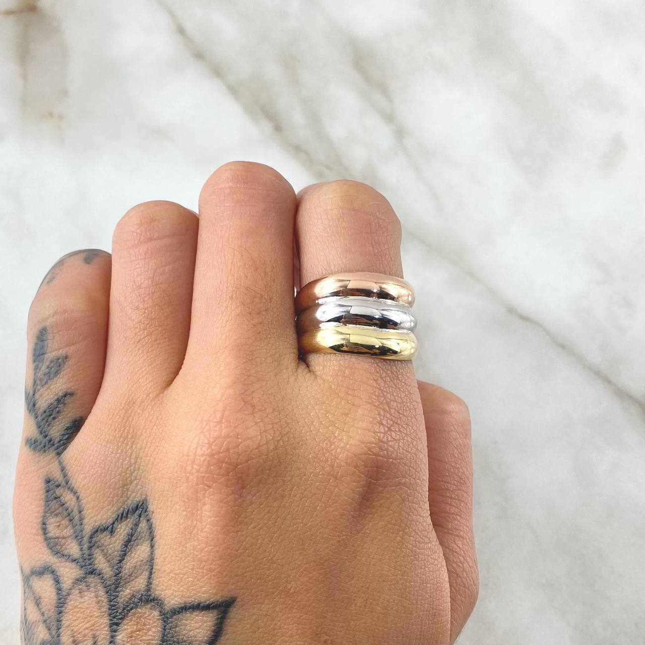 Trio Bulky Rows Ring 2.4gr / Size 7 1/4 / 18K Gold ©