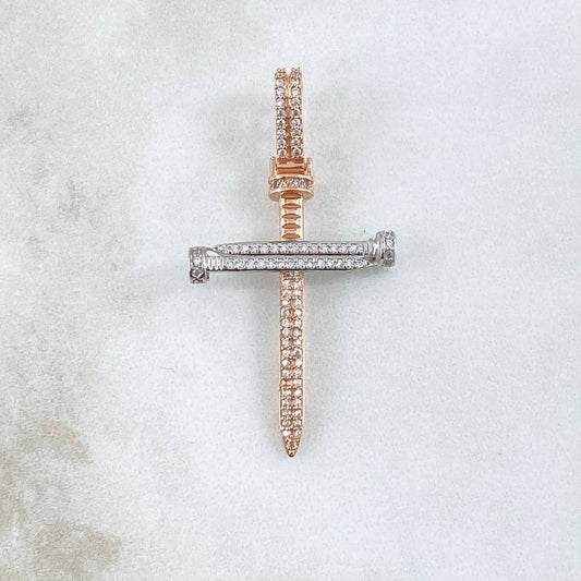 Dije Cruz Clavo 4.05gr / 4.7cm / Circones Blancos Dos Oros Amarillo Rosa 18K *